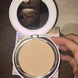 it cosmetics powder foundation in shade medium